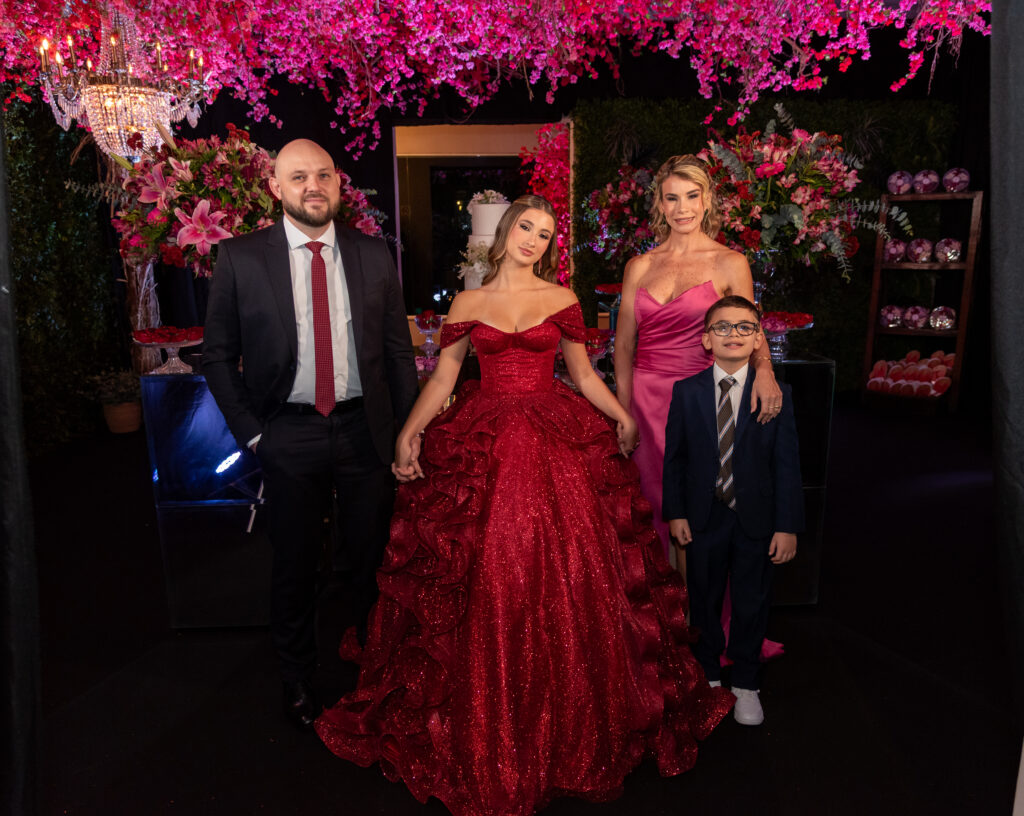 Debutante ao lado dos pais e do irmão na entrada oficial da festa de 15 anos