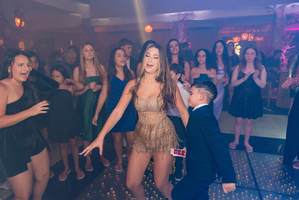 Debutante dança com os convidados usando o segundo look dourado