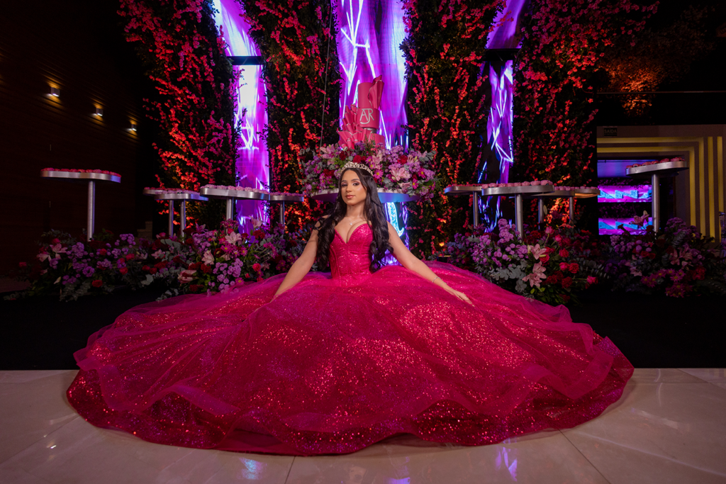Debutante sentada no centro da pista com o vestido pink espalhado ao redor