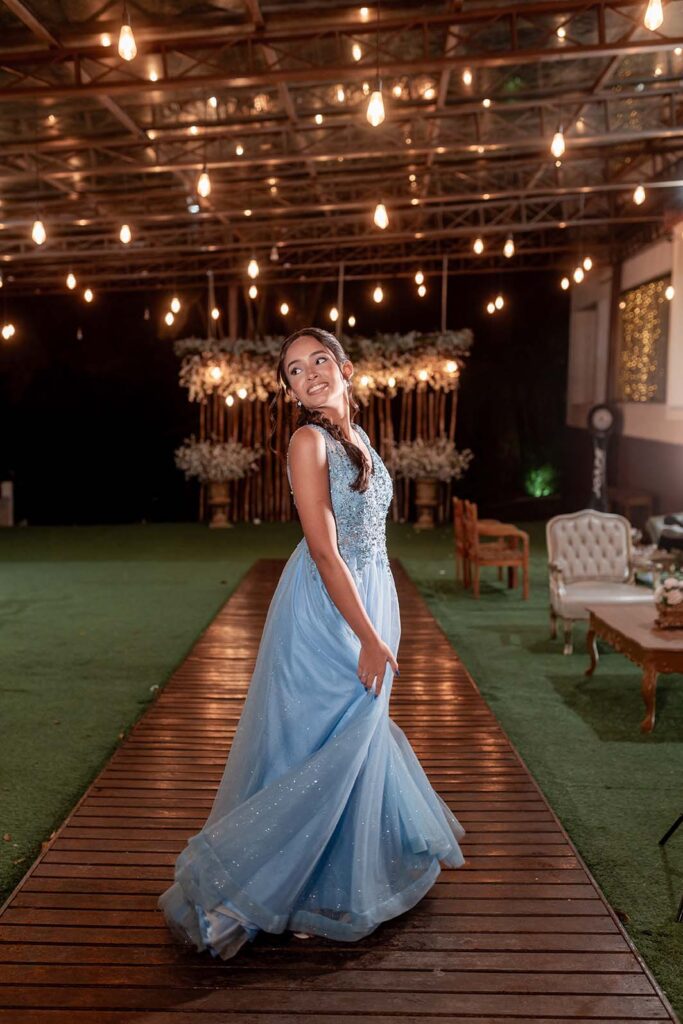 Debutante caminha pelo deque de madeira usando o segundo vestido