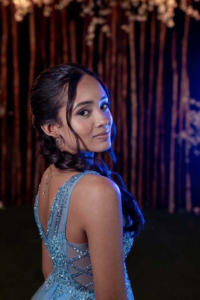Retrato da debutante com trança lateral e vestido azul