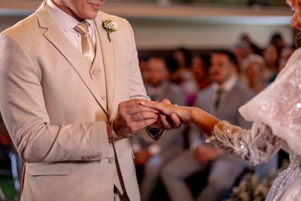 Troca de alianças durante a cerimônia de casamento