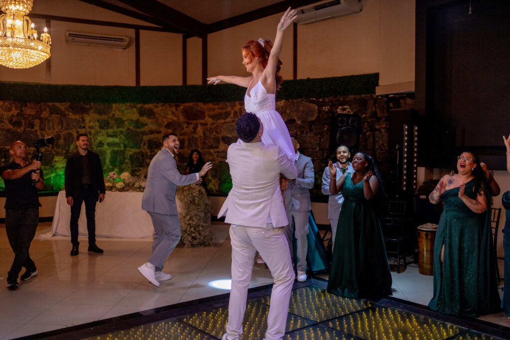 Convidada pula para pegar o buquê durante a festa de casamento
