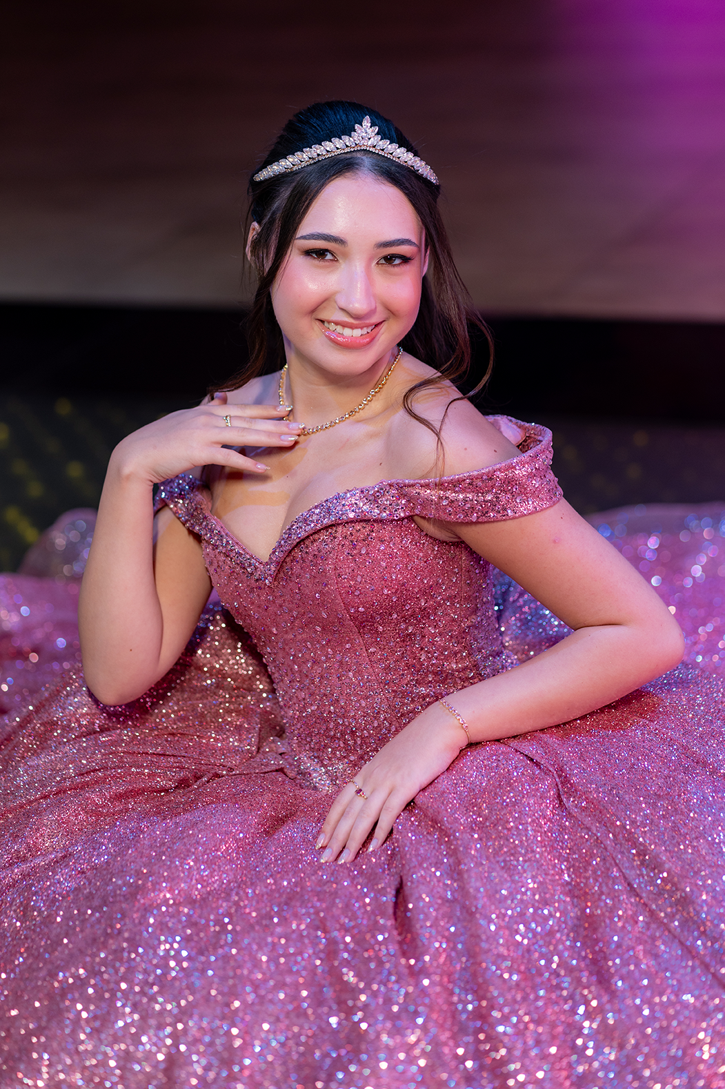 Retrato da debutante com coroa e vestido rosé bordado