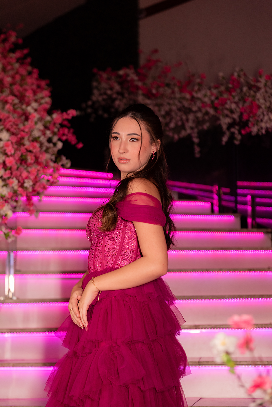 Debutante no segundo look, vestido pink de tule, na escadaria iluminada