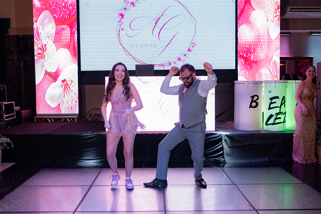 Debutante dança com o pai na pista iluminada