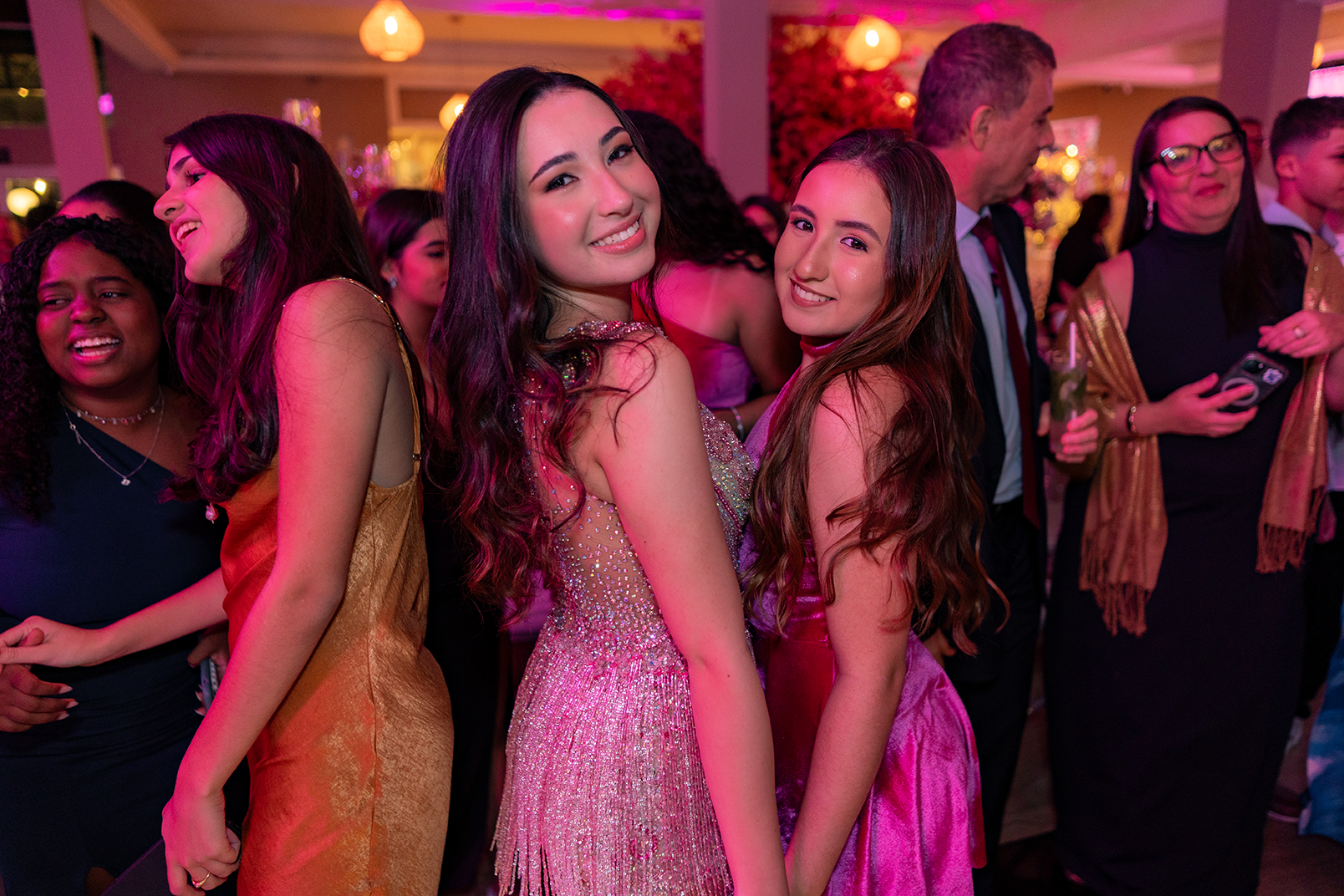 Debutante entre as amigas durante a festa de 15 anos