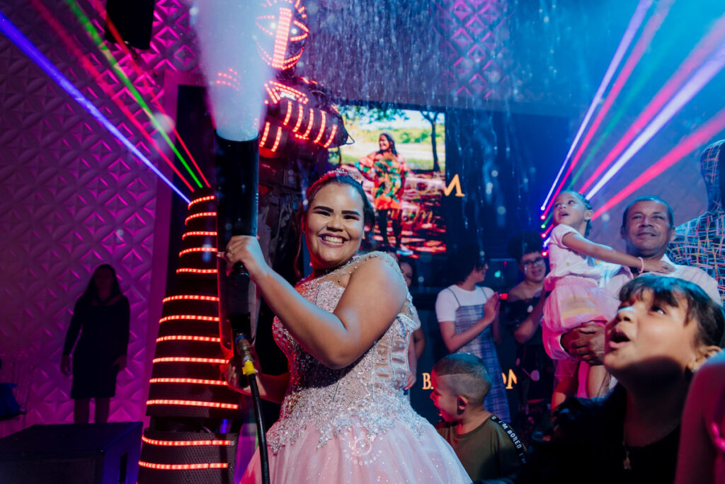 Debutante comemora com os convidados na pista iluminada