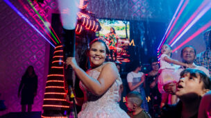 Debutante comemora com os convidados na pista iluminada