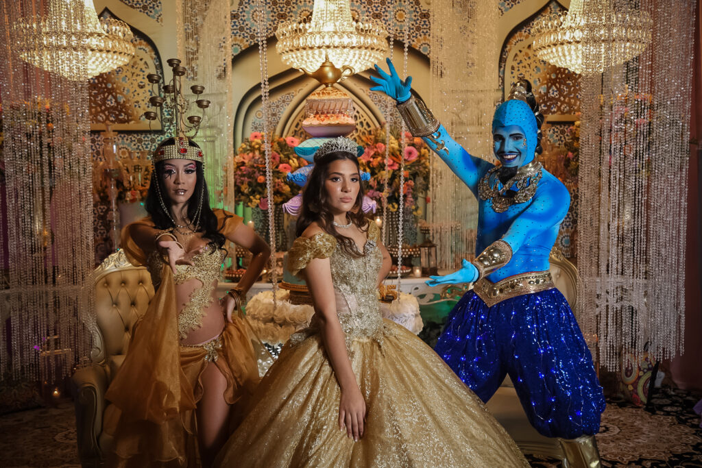 Debutante entre personagens do tema Aladdin no cenário árabe
