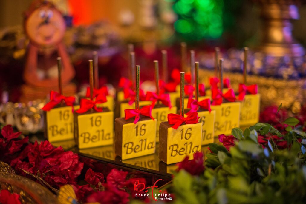Lembrancinhas personalizadas com o nome da debutante