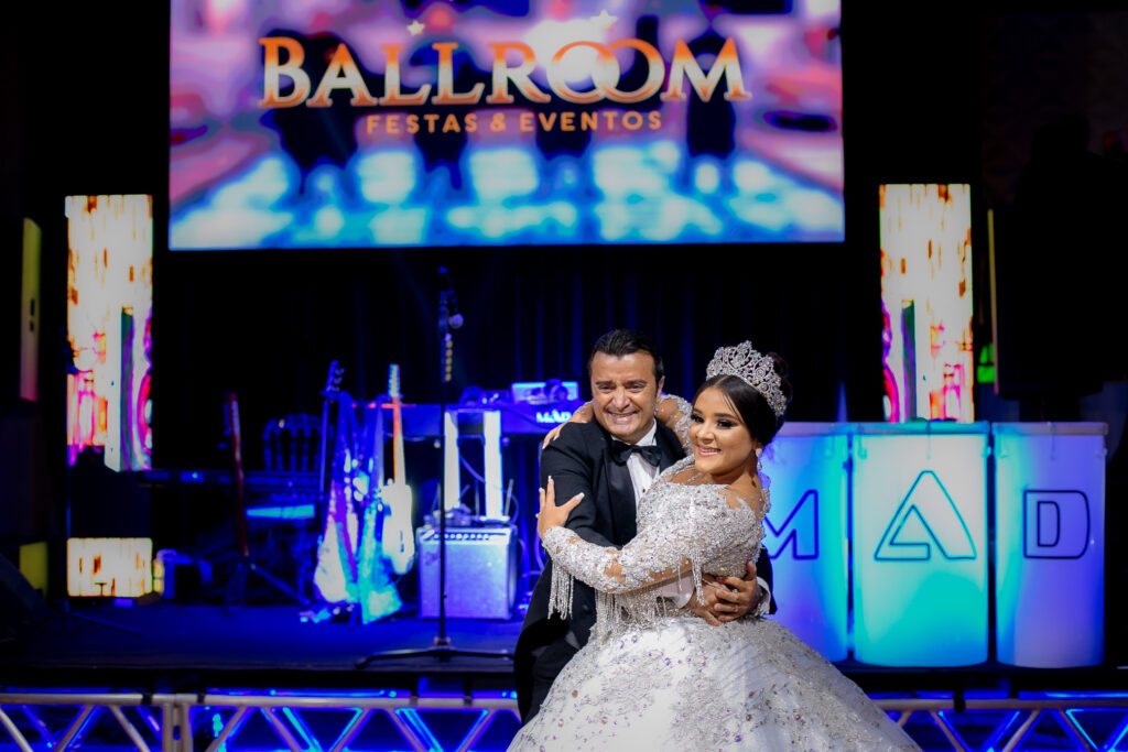 Debutante dança com o pai diante do painel de LED