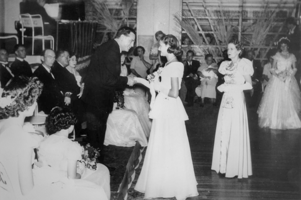 Fotografia antiga em preto e branco de um baile de debutantes