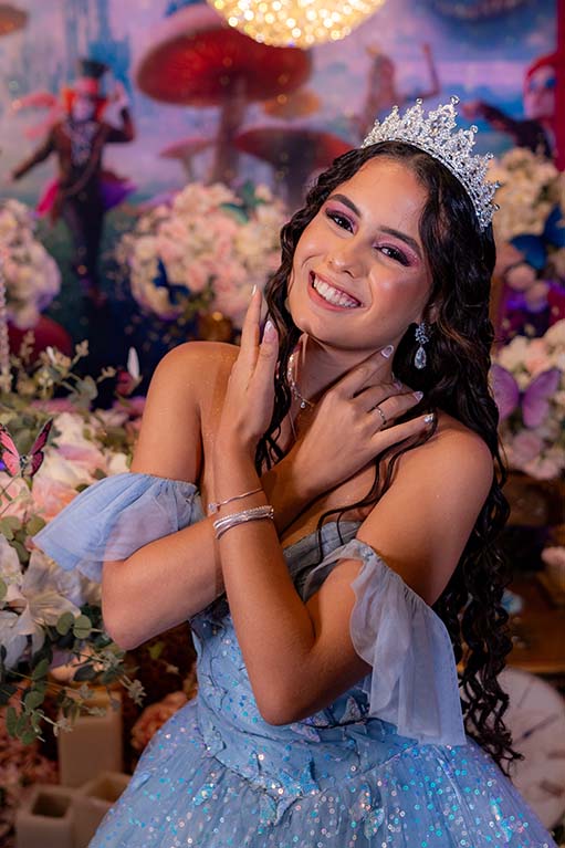 Retrato aproximado da debutante com coroa e vestido azul