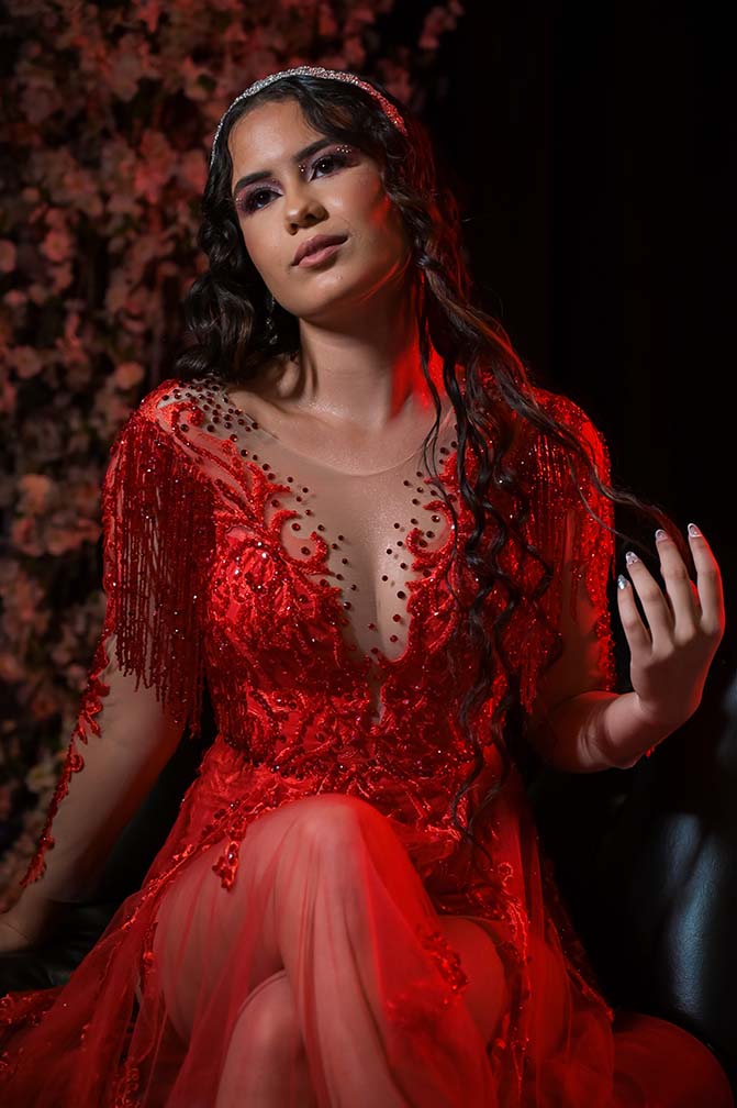 Retrato da debutante usando o segundo look vermelho