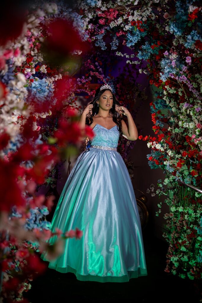Debutante emoldurada por um arco de flores coloridas
