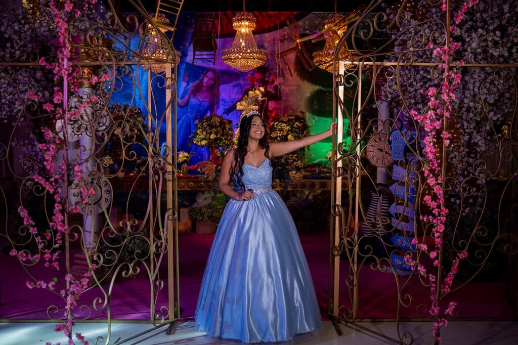 Debutante entre os portais dourados do cenário temático