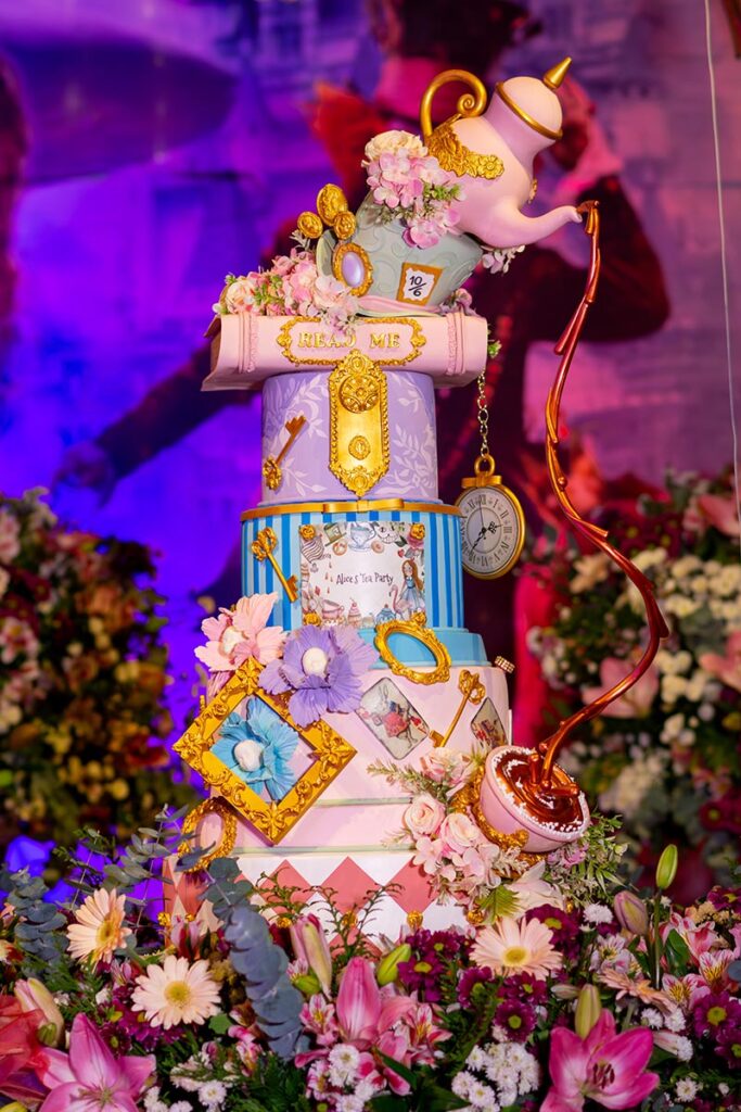 Bolo de 15 anos com relógios, cartas e chaves do tema Alice no País das Maravilhas