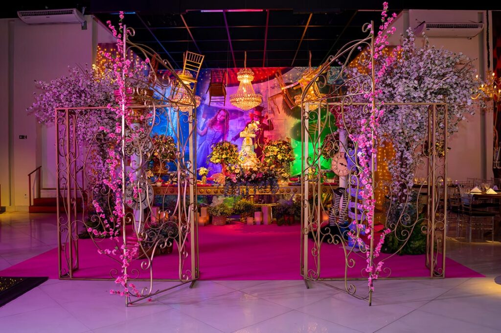 Cenário de entrada com portais dourados e flores suspensas