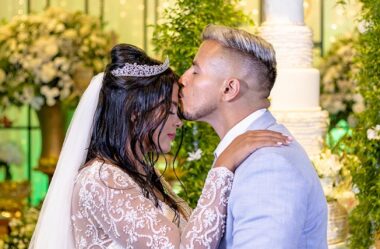 Selma & Breno: um casamento elegante com decoração clássica, lustres de cristal e atmosfera romântica
