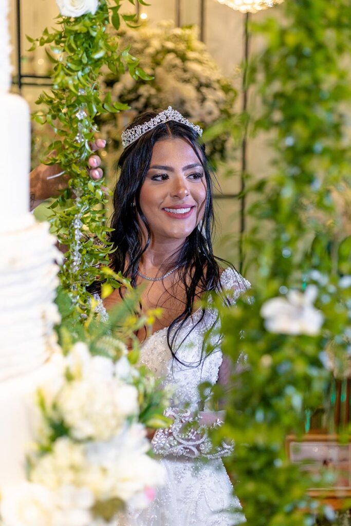Retrato da noiva emoldurado por flores brancas e folhagens