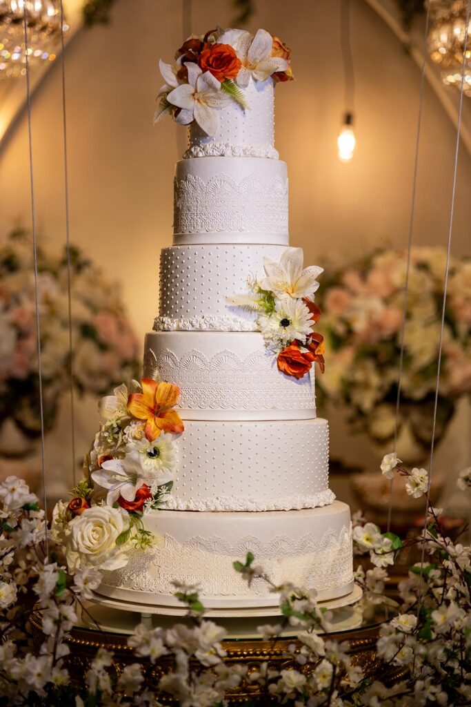 Bolo de casamento branco de cinco andares decorado com flores
