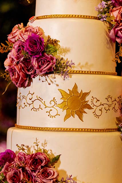 Detalhe do bolo de 15 anos com arabescos dourados e rosas