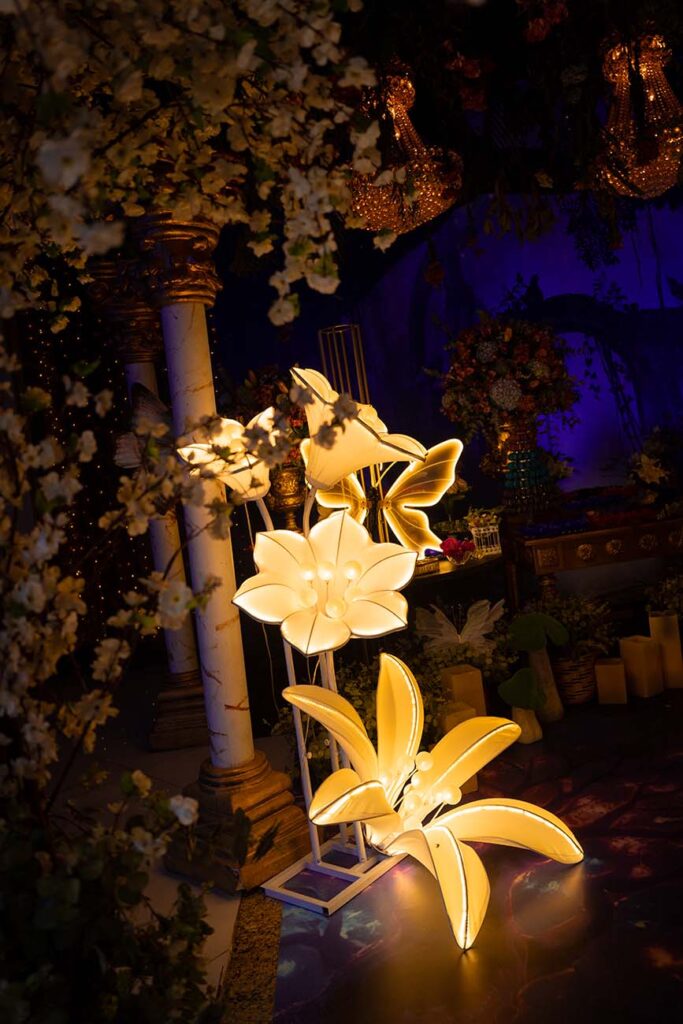 Luminária em formato de flor iluminando a decoração da festa