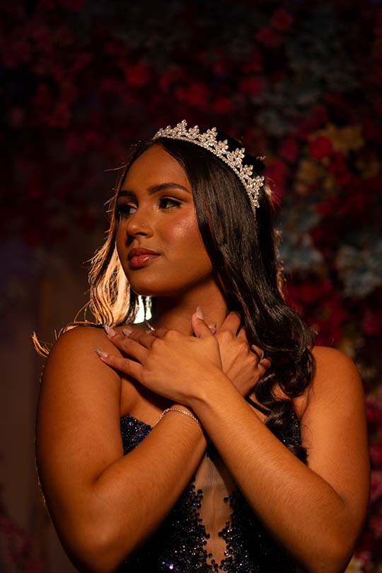 Retrato aproximado da debutante com coroa e vestido bordado