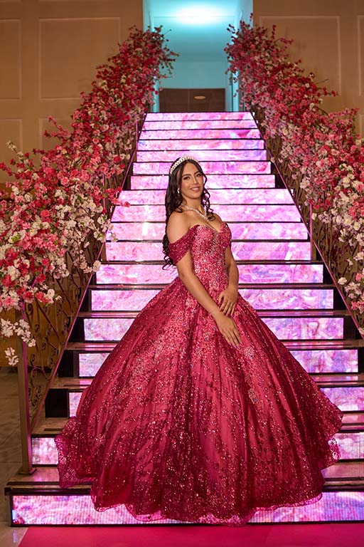 Debutante em vestido pink na escadaria iluminada