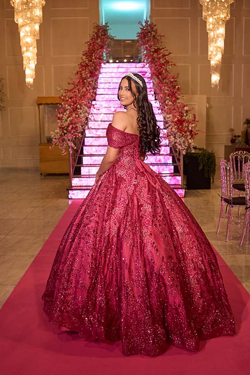 Debutante em vestido pink sobre o tapete vermelho do salão