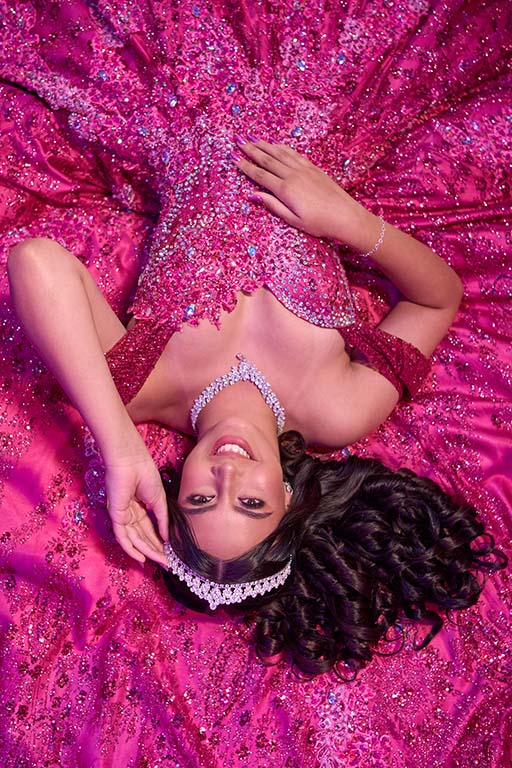 Debutante deitada com o vestido pink espalhado ao redor