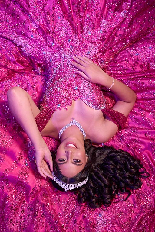 Debutante deitada com o vestido pink espalhado em círculo