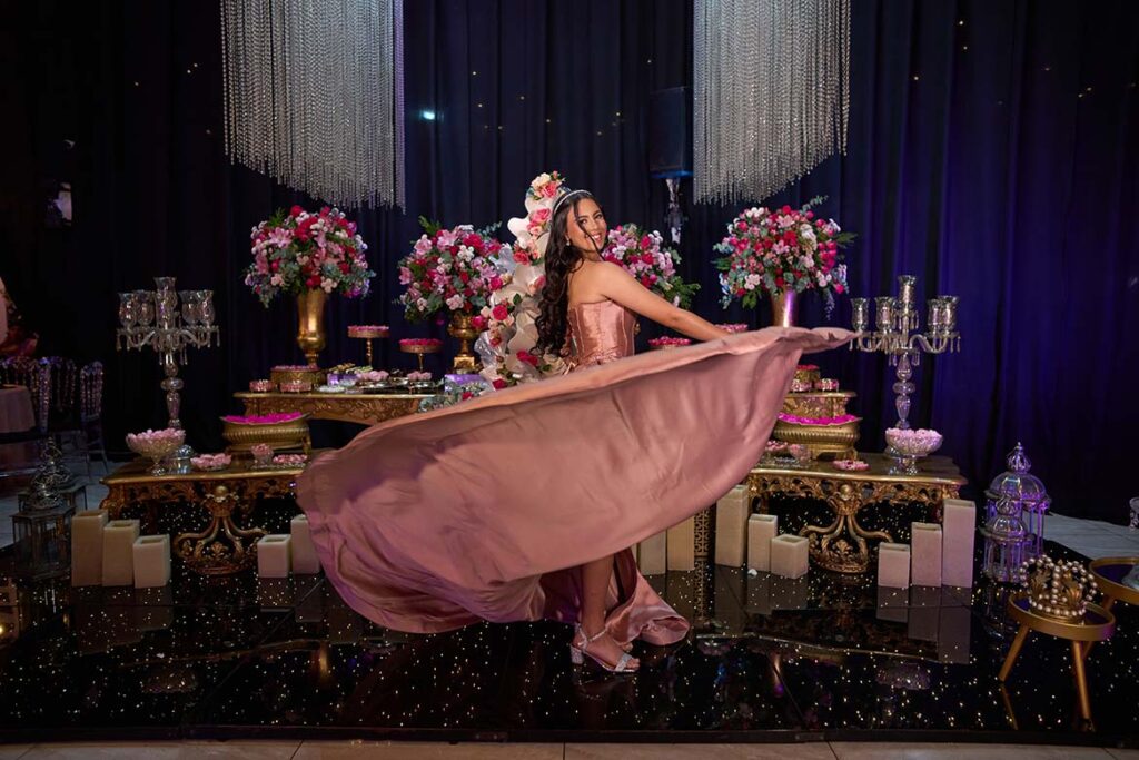 Debutante gira o segundo look diante da mesa do bolo