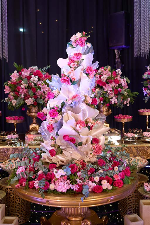 Bolo de 15 anos decorado com flores e detalhes em rosa