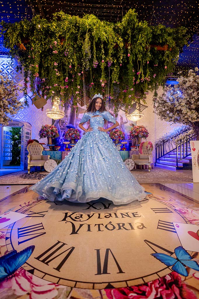 Debutante em vestido azul sobre o piso personalizado com seu nome