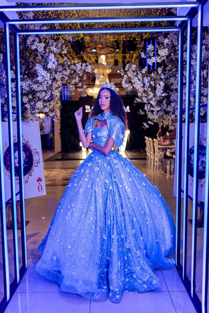 Debutante em vestido azul ao fim do túnel iluminado