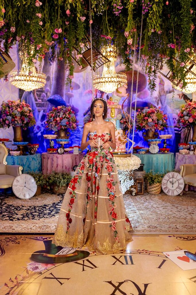 Debutante no segundo look floral sobre o piso com relógio