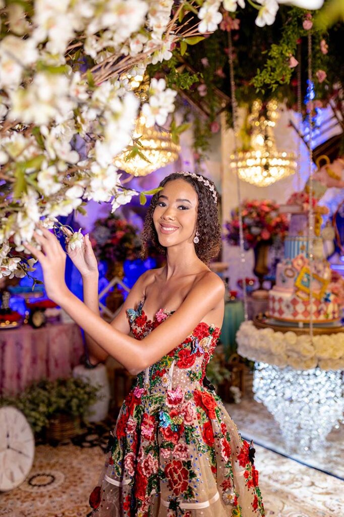 Debutante no segundo look floral entre as árvores floridas