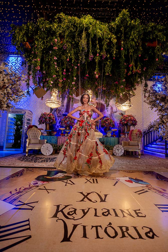 Debutante no segundo look sobre o piso personalizado com seu nome