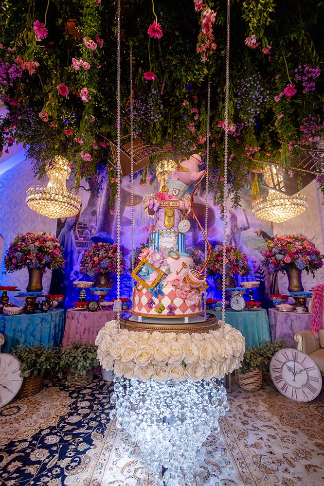 Mesa do bolo temática com relógios e xícaras do tema Alice no País das Maravilhas