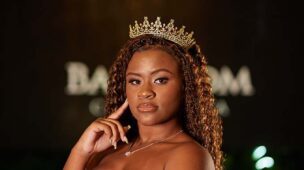 Retrato da debutante com coroa e vestido dourado