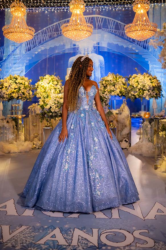 Debutante em vestido azul diante do piso personalizado com seu nome