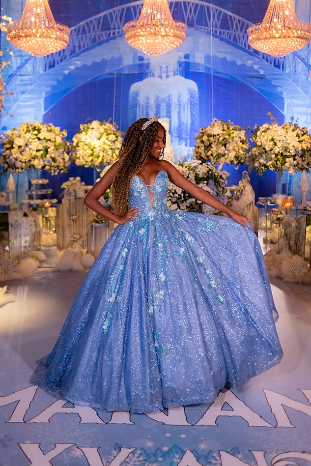 Debutante em vestido azul sobre o piso personalizado com seu nome
