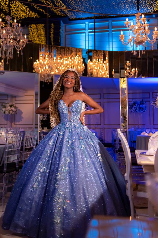Debutante em vestido azul no salão com iluminação em azul