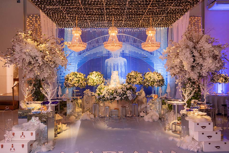 Cenário do inverno encantado com arco iluminado, flores e árvores brancas