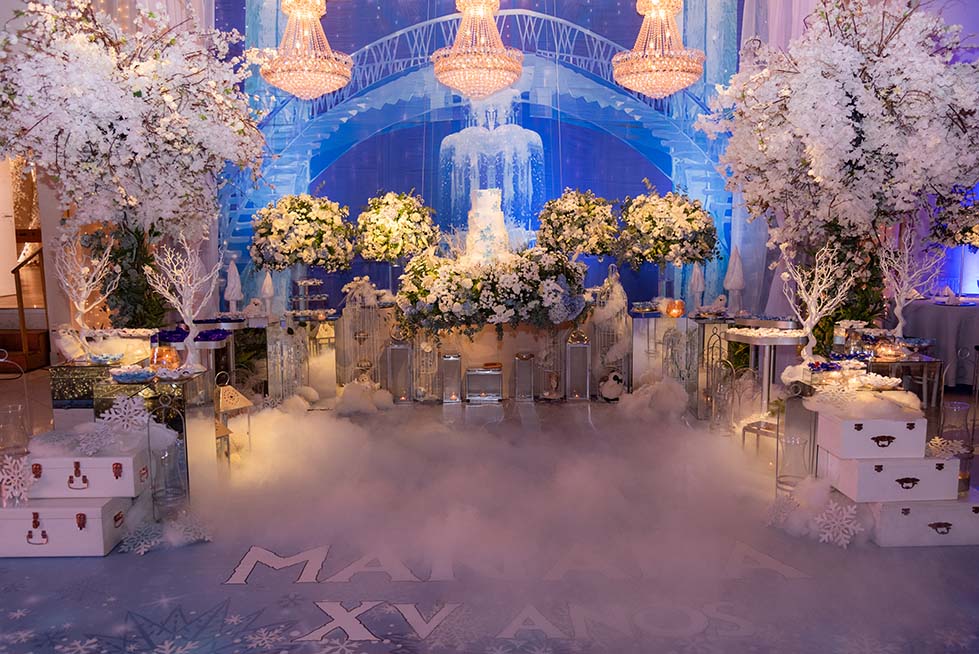 Cenário iluminado em azul com efeito de fumaça e flores brancas