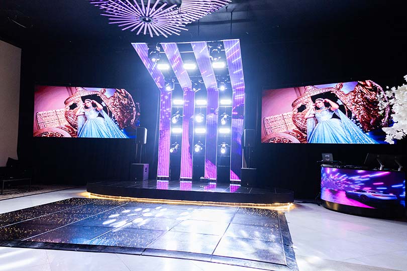 Pista de dança com painéis de LED e iluminação cênica