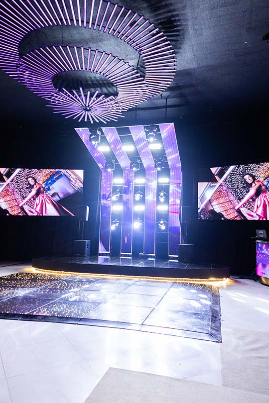 Pista iluminada com painel de LED e efeito de luzes