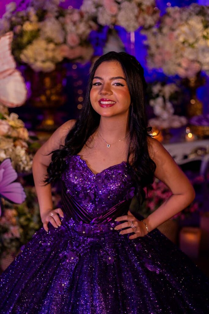 Retrato aproximado da debutante com vestido roxo bordado